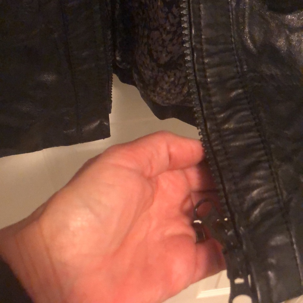 Ladies Black leather coat by Danier. EUC  Size SM   Fully thinsulate lining. - Picture 6 of 9
